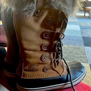 Sorel snow boots hardly worn less than 5 times size: 10.5